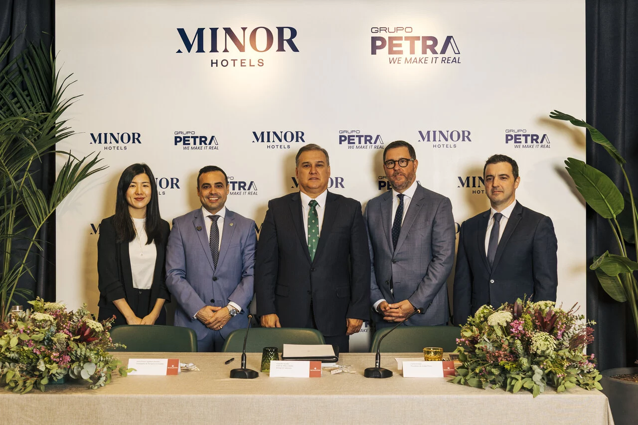 From left to right: Yuan Fang, SVP Development, Minor Hotels Europe and Americas, Carlos Guasti, President of Grupo Petra, Justo Pastor Apodeca, Ambassador of Paraguay in Spain, Gonzalo Aguilar, CEO of Minor Hotels Europe and Americas and Sebastian García, Institutional Affairs Director of Grupo Petra