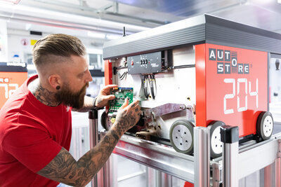 Willisau Brack.Alltron Mitarbeiter Autostore (1)