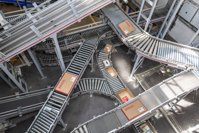 Willisau Logistikzentrum Brack. Pakete 01