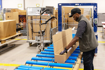 Willisau Brack.Alltron Mitarbeiter Verpackung (3)