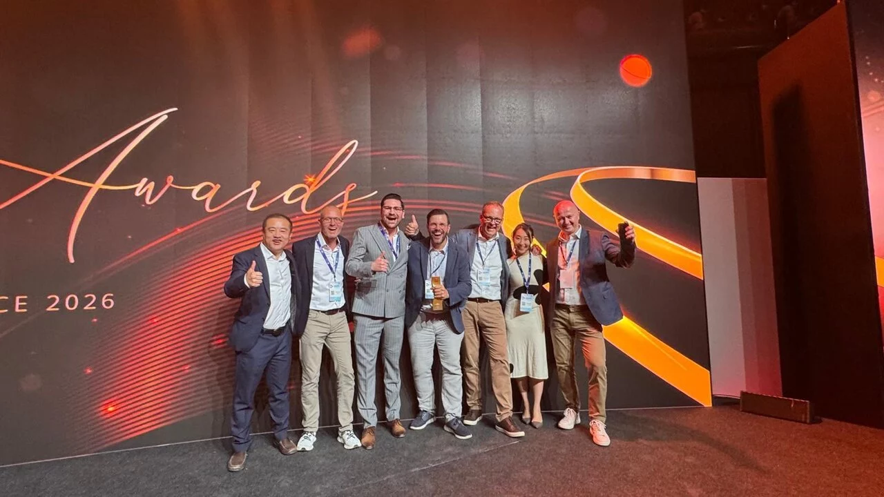 Vlnr: Ryan Wang (Channel Director Enterprise Business, Huawei), Marco Krättli (Director Channel Sales, Huawei), Batuhan Oegmen (Channel Manager Enterprise, Huawei), Andrea Savoca (Head of ICT Solutions, Alltron), Markus Bossart (Head of Specialized Sales, Alltron), Zeyi Huang (Product Manager ekit, Huawei), Zvoni Kesten (Regional Sales Lead, Brack.Alltron)