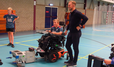 Kevin tijdens zijn droomwens voetbalschieter met zijn broer en Dirk Kuijt