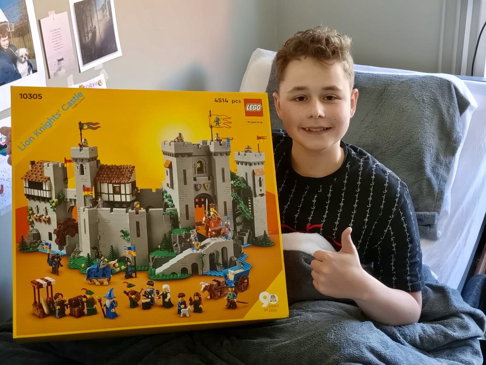 Arne met zijn Lego kasteel