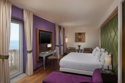 NH_Collection_Taormina_Room_Premium_Bed.JPG