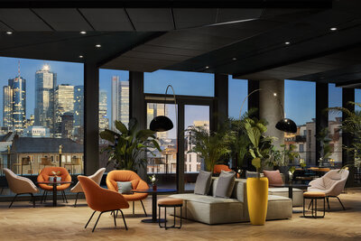 NH_Collection_Frankfurt_Spin_Tower_Bar_Oaks_sitting_areas_plants_skyline_night-4314x2876