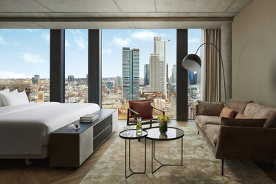 NH_Collection_Frankfurt_Spin_Tower_Room_Junior_Suite_interior_king_size_bed_couch_skyline_view-4330x2887
