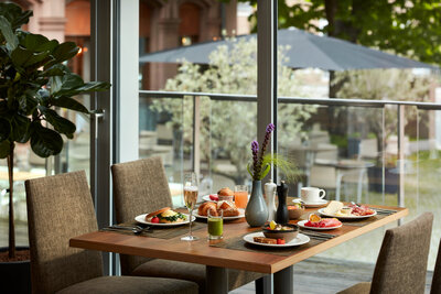 NH_Collection_Heidelberg_Restaurant_breakfast_table_dishes_sparkling_wine-4298x2866