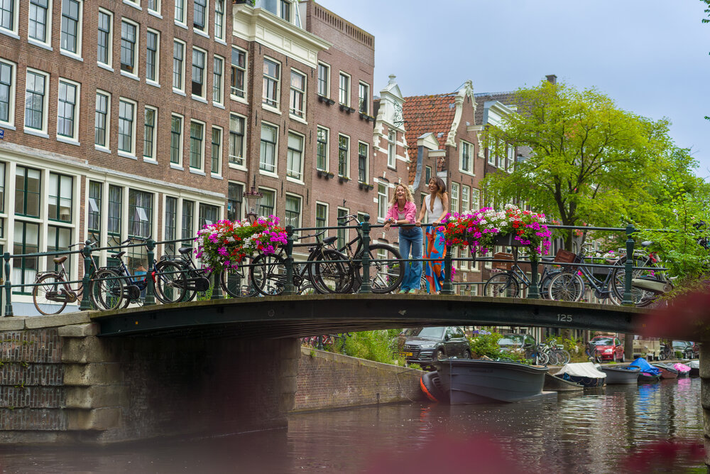 Avani Museum Quarter Amsterdam Hotel vista exterior canal.jpg