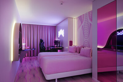 nhow_Berlin_Room_superior_curtains_close_twin_beds_gamer_01