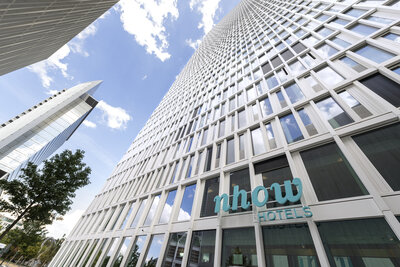 nhow_Frankfurt_Facade_day_main_gate_nh_letters_symbol_sky_view-8256x5504