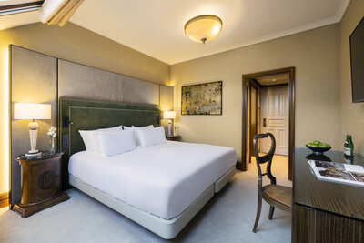 NH_Collection_Prague_Carlo_IV_Room_premium_interior_king_size_bed-8192x5464
