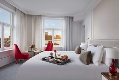 Tivoli_Doelen_Amsterdam_Guest_Room_Suite_Chairs_King_size_bed_Flowers_Canal_views_Breakfast_tray-4233x2822.jpg