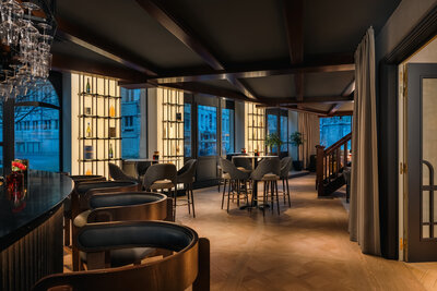 NH_Collection_Gent_Bar_Evening_Red_Flowers_Bar_Chairs_High_Tables_View_Gent (1)