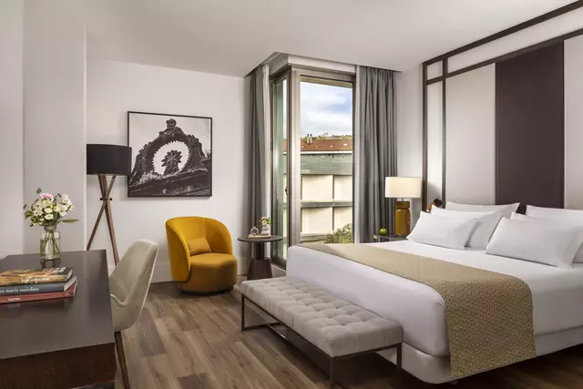 NH_Collection_Santiago_de_Compostela_Superior_Room_Vertical_Window
