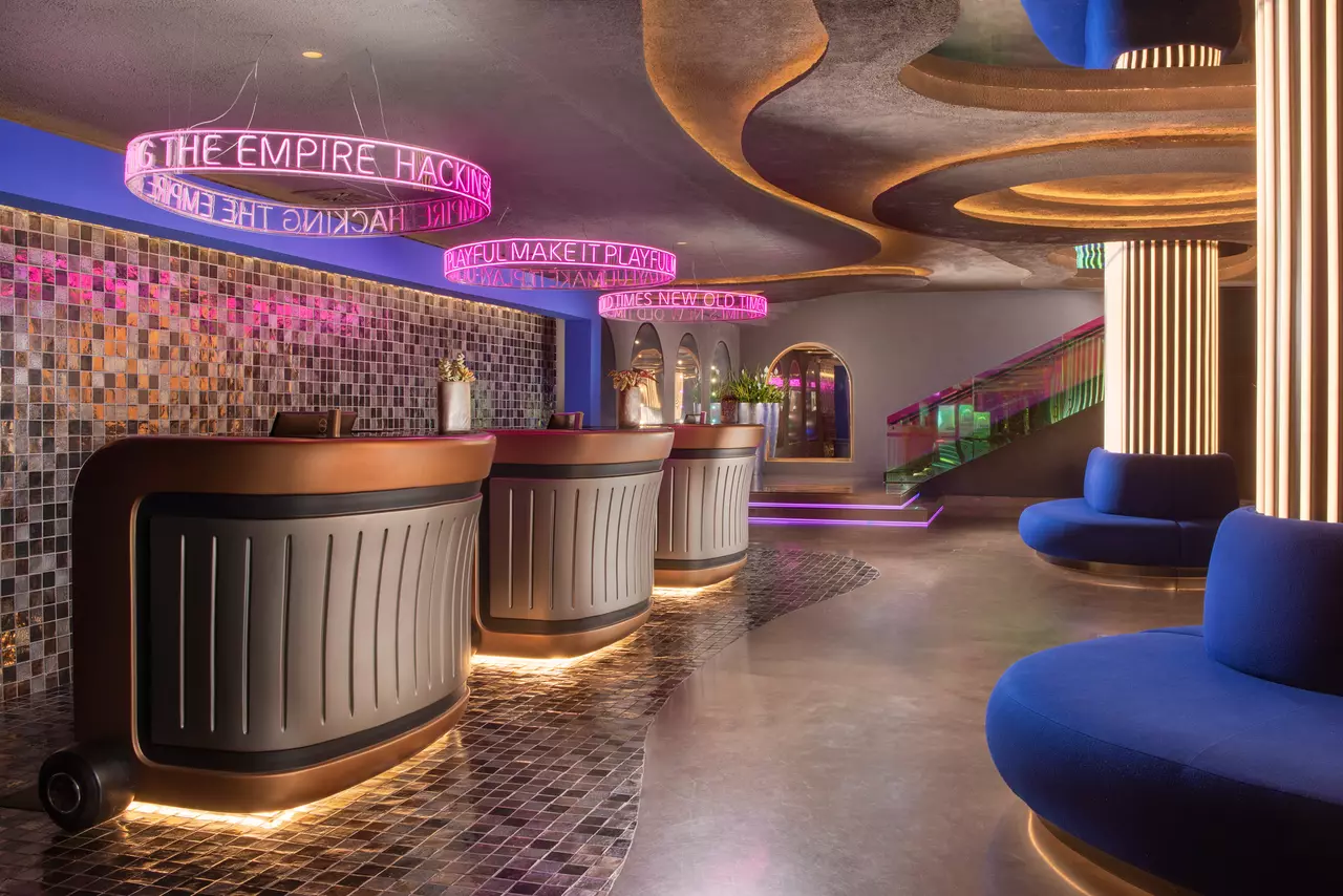 nhow_Roma_Lobby_And_Reception_Sofa_And_Columns.png