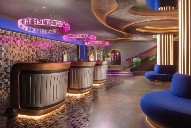 nhow_Roma_Lobby_And_Reception_Sofa_And_Columns.png