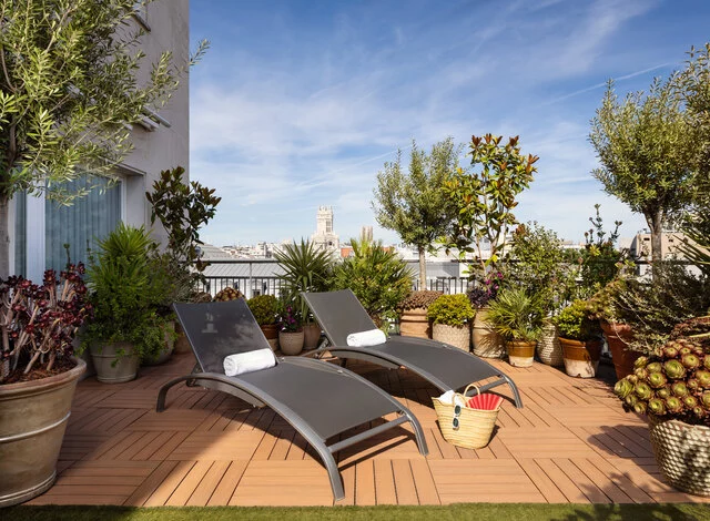 NH_Collection_Madrid_Suecia_Room_Premium_Terrace_Sunbeds_Side_Beach_Bag
