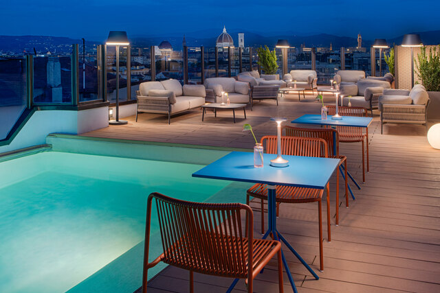 NH_Firenze_Facilities_Terrace_With_Pool_Night_Couches.JPG