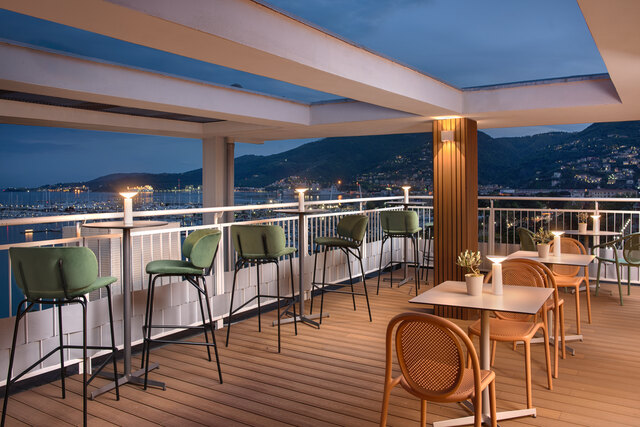 NH_La_Spezia_Hotel_Facilities_Terrace_Tables_And_Chairs_By_Night.JPG