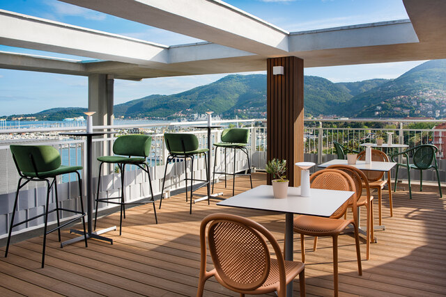 NH_La_Spezia_Hotel_Facilities_Terrace_Tables_And_Chairs_Daylight.JPG