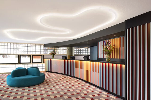Avani_Museum_Quarter_Amsterdam_Hotel_Reception_turquoise_sofa_colorful_desk-4096x2732