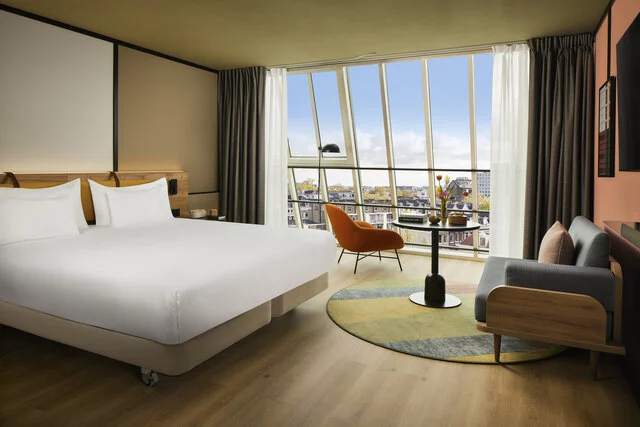 Avani_Museum_Quarter_Amsterdam_Hotel_Guest_Room_Superior_Double_panoramic_canal_view-4096x2732