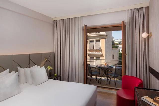 NH_Collection_Giustiniano_Room_Superior_New_Style_Terrace_Horizontal_Shoot_Bed_Table_Chairs_Sofa_Apple_Flowers