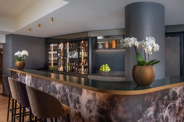 NH_Collection_Giustiniano_Bar_Lateral_Shoot_Flowers_Chairs_Bottles_Apples_Lights_On