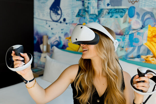 nhow_Frankfurt_Room_gaming_vr_lifestyle_girl_close_up-1761x1175.jpg