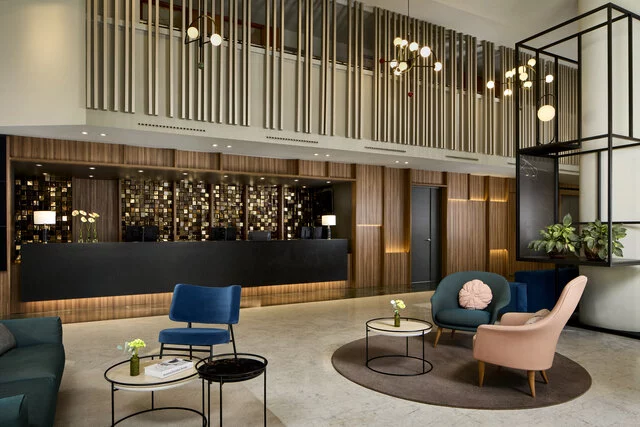 NH_Malaga_Lobby_and_reception_empty_lamps_desk
