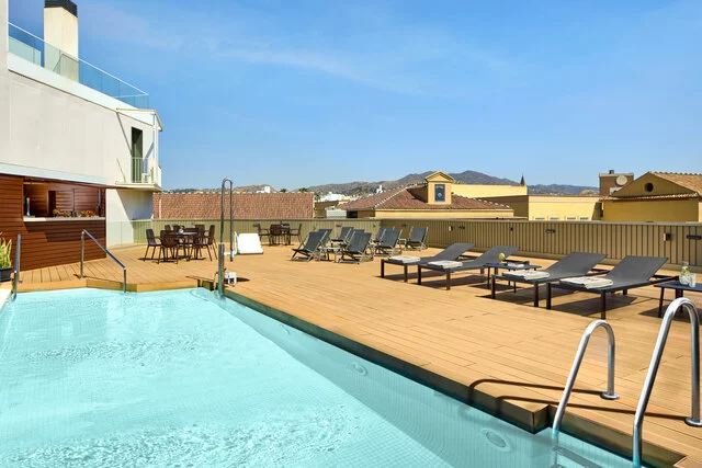 NH_Malaga_Hotel_facilities_swimming_pool_exterior_day_accessibility chair