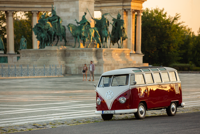 Anantara_New_York_Palace_Budapest_Hotel_Lifestyle_Location_Heroes_Square_Samba_Couple_Background