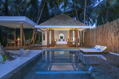 Anantara_Kihavah_Pool_View_Four_Bedroom_Beach_Pool_Residence_Master_Bedroom_Villa-7000x4667