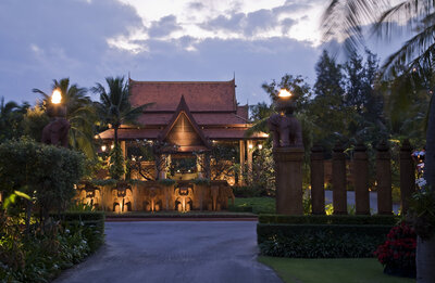 Anantara_Hua_Hin_Resort_Exterior_View_Hotel_Entrance_Pathway_Evening-4332x2830