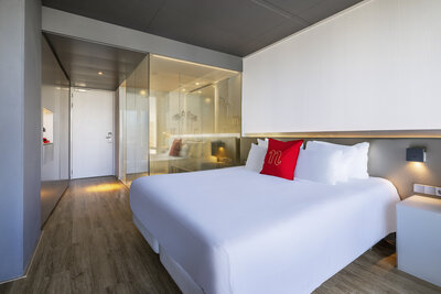 nhow_Rotterdam_Room_Premium_skyline_4-8167x5447