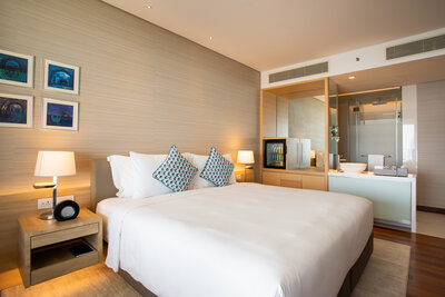 Avani_Plus_Riverside_Bangkok_Hotel_Guest_room_One_Bedroom_Suite_King_Bed_with_Bathroom (1)