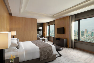 Avani_Ratchada_Bangkok_Hotel_Guest_Room_Presidential_Suite_King_Bed_Window (1)
