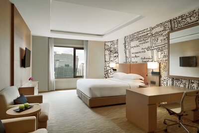 Avani_Ratchada_Bangkok_Hotel_Guest_Room_Skyline_Suite_King_Bed_Window