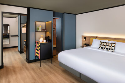 Avani_Museum_Quarter_Amsterdam_Hotel_Rooms_Deluxe_Room_Canal_View_Queen_Bed_Hallway (1)
