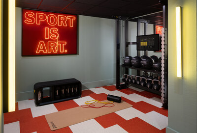 Avani_Museum_Quarter_Amsterdam_Hotel_Hotel_Facilities_Gym_Technogym_Bootcamp_Screen_Weights_Yoga_Matt_Artwork (1)