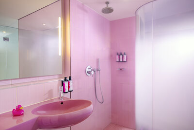 nhow_Berlin_Room_bathroom_interior_shower_mirror_washbasin