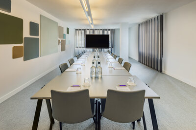 nhow_Brussels_Bloom_Meeting_rooms_Boardroom_A_TV_Water_Bottles-8166x5447