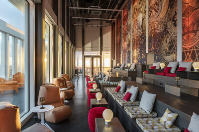 nhow_Frankfurt_Bar_sky_bar_day_time_lounge_armchairs_tables_terrace_stages-8256x5504