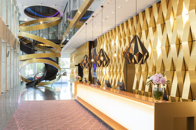 nhow_Frankfurt_Lobby_and_reception_empty_lamps_counter_flowers-8256x5504