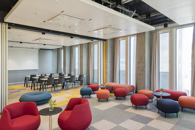 nhow_Frankfurt_Meeting_rooms_classroom_setup_interior_lounge_area_tables_flowers_screen-7924x5283