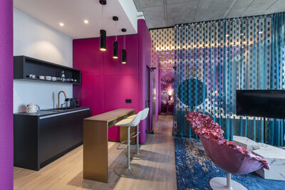 nhow_Frankfurt_Room_presidential_suite_interior_open_kitchen_stool_armchair_corridor_tv-7360x4912