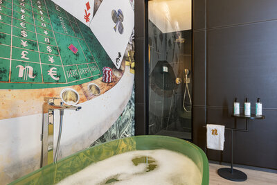 nhow_Frankfurt_Room_junior_suite_interior_bathtub_shower_amenities_towel-7360x4912 (1)