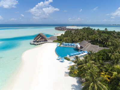 Anantara_Dhigu_Maldives_Resort_Exterior_View_Aerial_Shot_of_the_Island