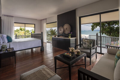 Lux_BeachFront_View_Suite_Seating_Bed_View_1057-Edit