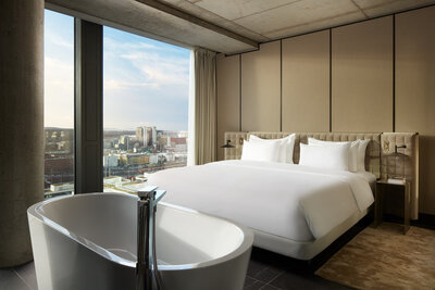 NH_Collection_Frankfurt_Spin_Tower_Room_Executive_Suite_interior_king_size_bed_bathtub_view